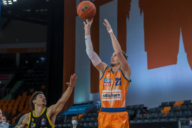 何利用个人 何利用个人